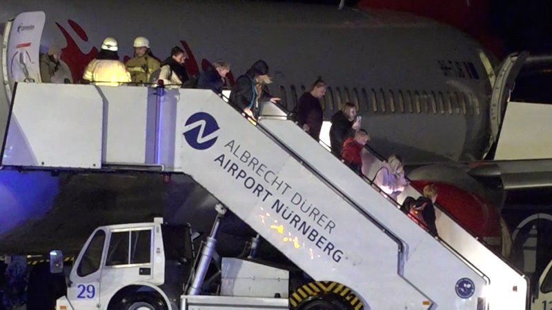 Passagiere beim Ausstieg nach der Notlandung | Bild: BR Passagiere beim Ausstieg nach der Notlandung