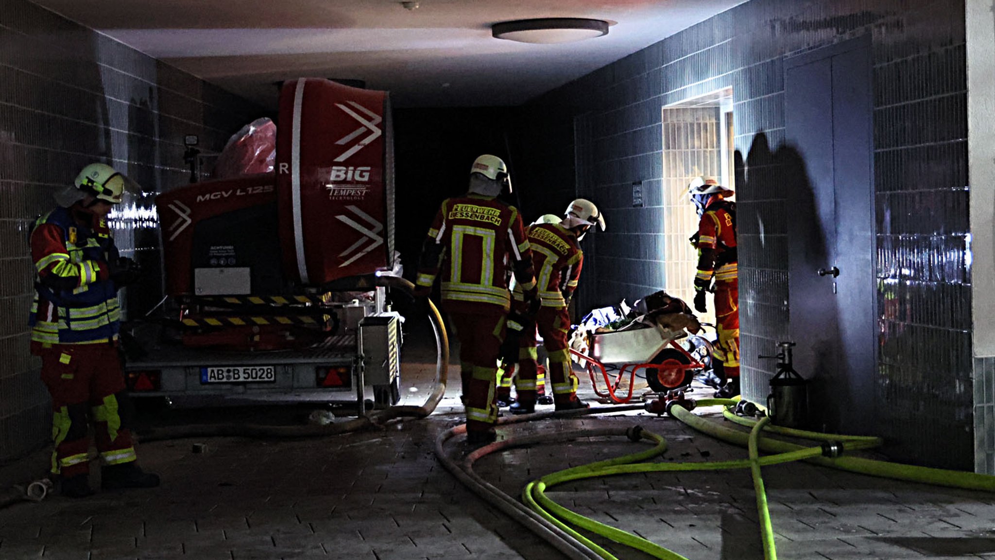 Großbrand in einem 400 Quadratmeter großen Keller eines Aschaffenburger Wohnblocks. | Bild: BR/Ralf Hettler Großbrand in einem 400 Quadratmeter großen Keller eines Aschaffenburger Wohnblocks.