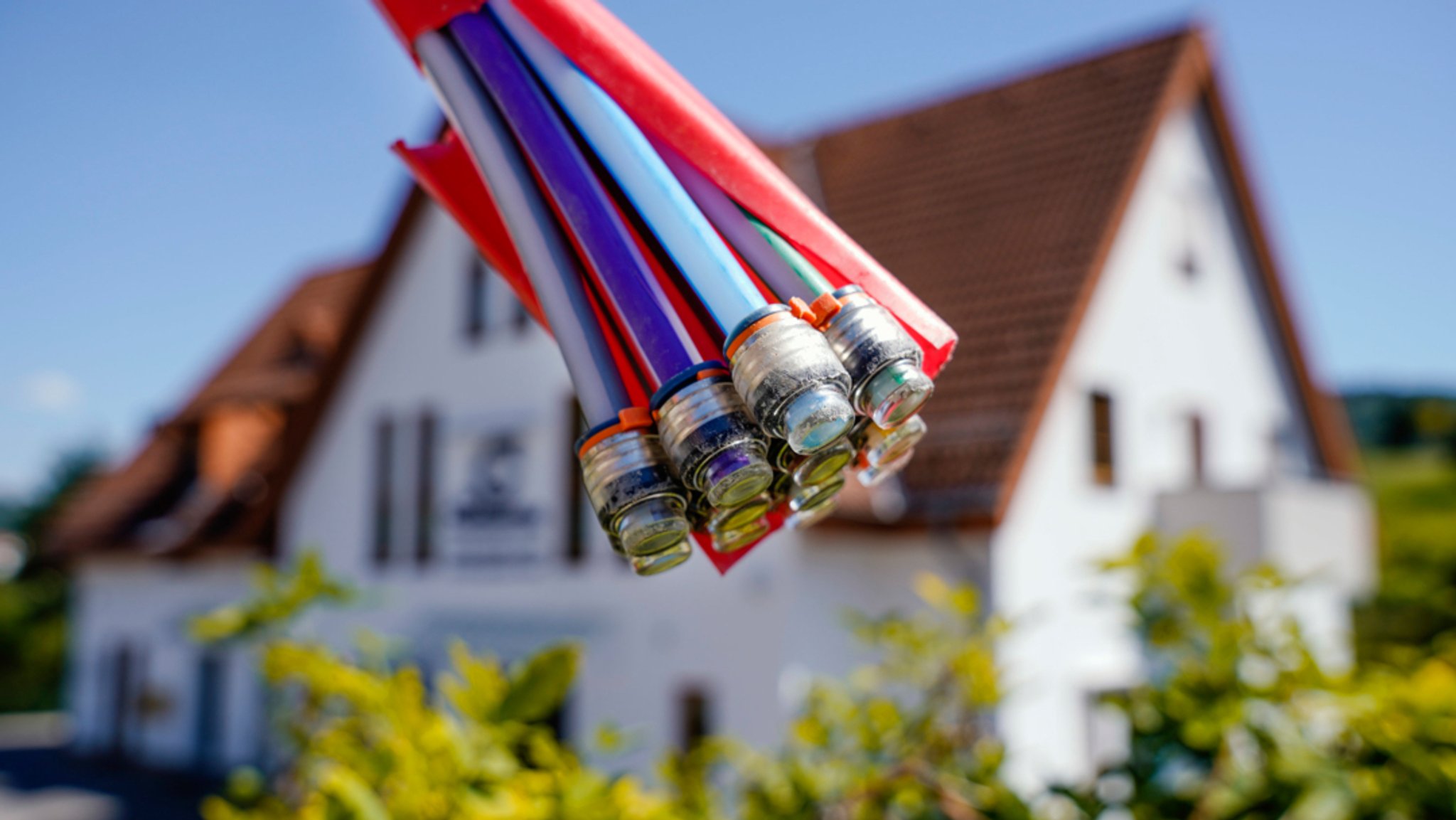 Hüllen für Glasfaserkabel vor einem Haus