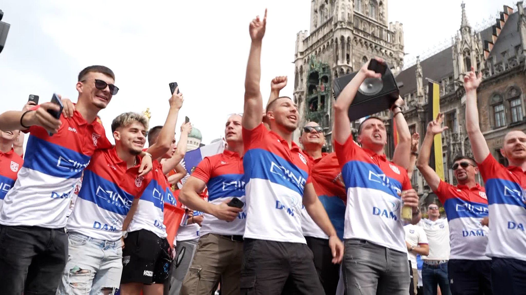 Fußball-Fans am Marienplatz