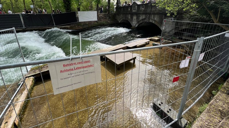 Absperrgitter und "Betreten verboten"-Schilder am Surfzugang zur Eisbachwelle im Englischen Garten | Bild: BR / Frank Jordan Absperrgitter und "Betreten verboten"-Schilder am Surfzugang zur Eisbachwelle im Englischen Garten