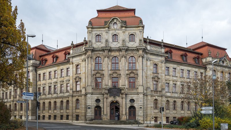"Engel der Kulturen", so heißt das Kunstwerk, das seit 2020 im Eingangsbereich des Justizpalasts in Bayreuth hängt. 