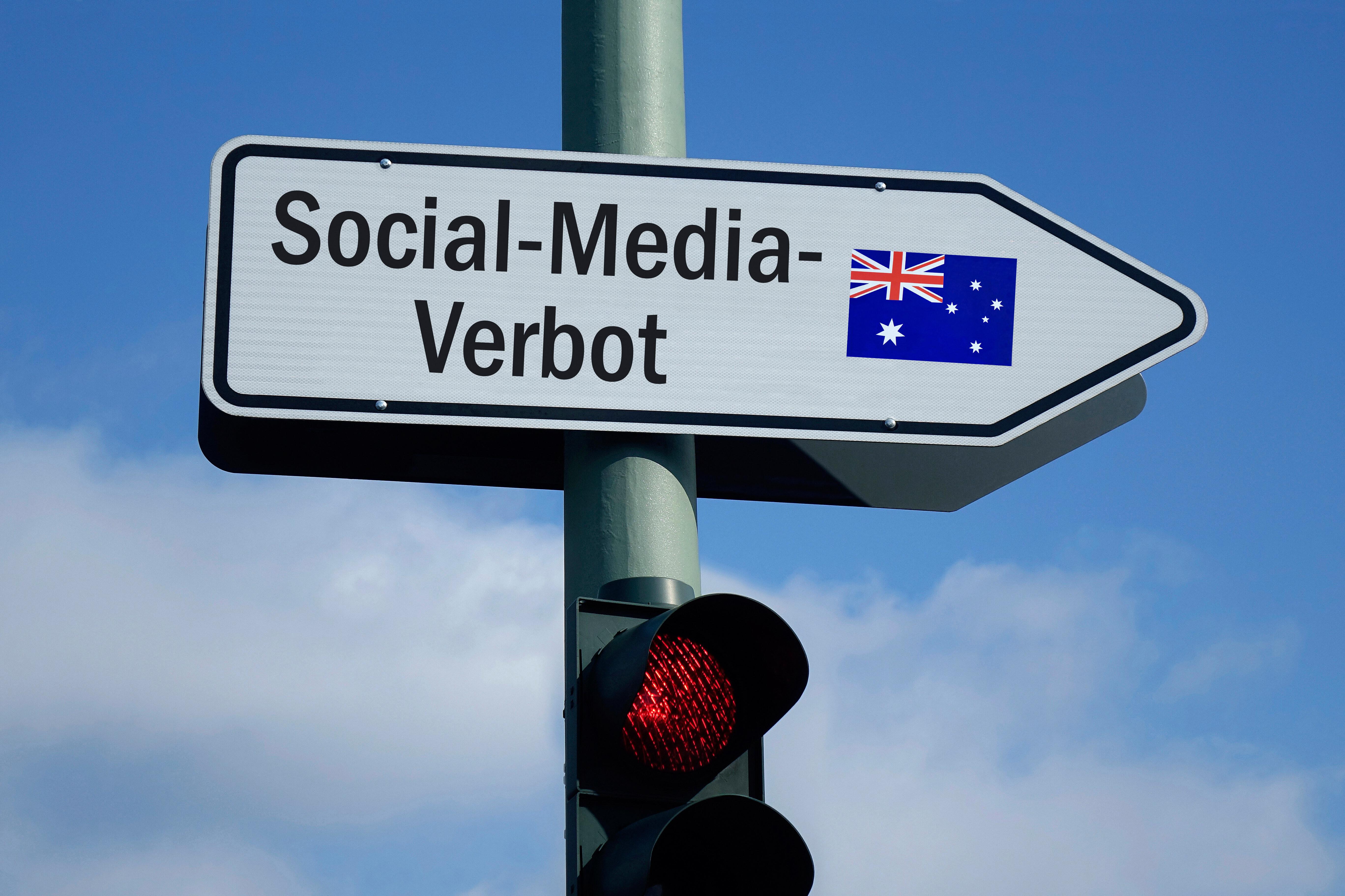 Symbolbild/Grafik-Collage: Ein Wegweiser Richtung "Social-Media-Verbot" und der Flagge von Australien über einer roten Ampel.