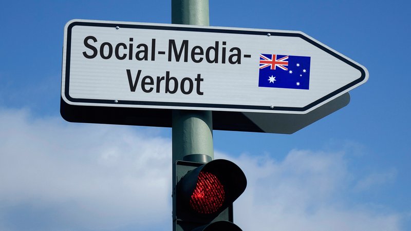 Symbolbild/Grafik-Collage: Ein Wegweiser Richtung "Social-Media-Verbot" und der Flagge von Australien über einer roten Ampel. | Bild: picture alliance / ZB | Sascha Steinach Symbolbild/Grafik-Collage: Ein Wegweiser Richtung "Social-Media-Verbot" und der Flagge von Australien über einer roten Ampel.