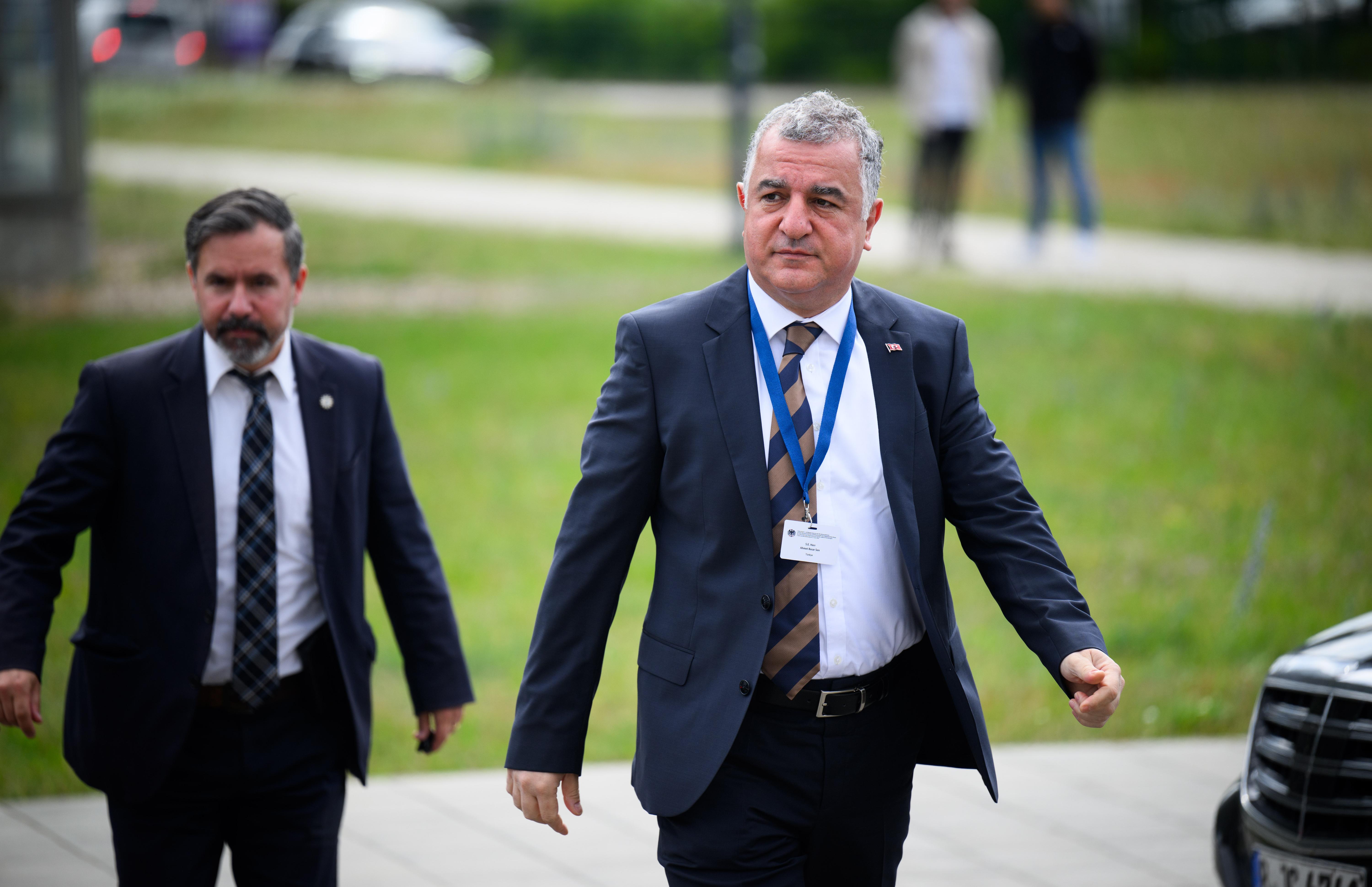 Archivbild (13.06.2024): Ahmet Basar Sen, Botschafter der Türkei in Deutschland (rechts).