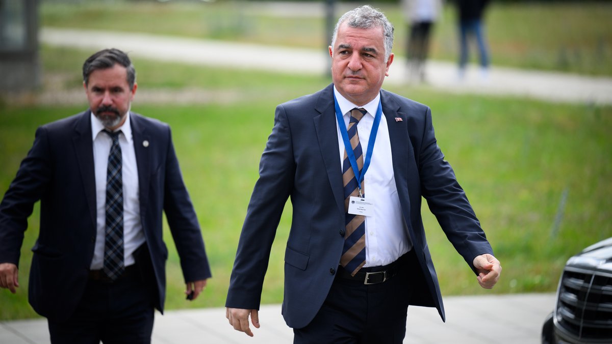 Archivbild (13.06.2024): Ahmet Basar Sen, Botschafter der Türkei in Deutschland (rechts).