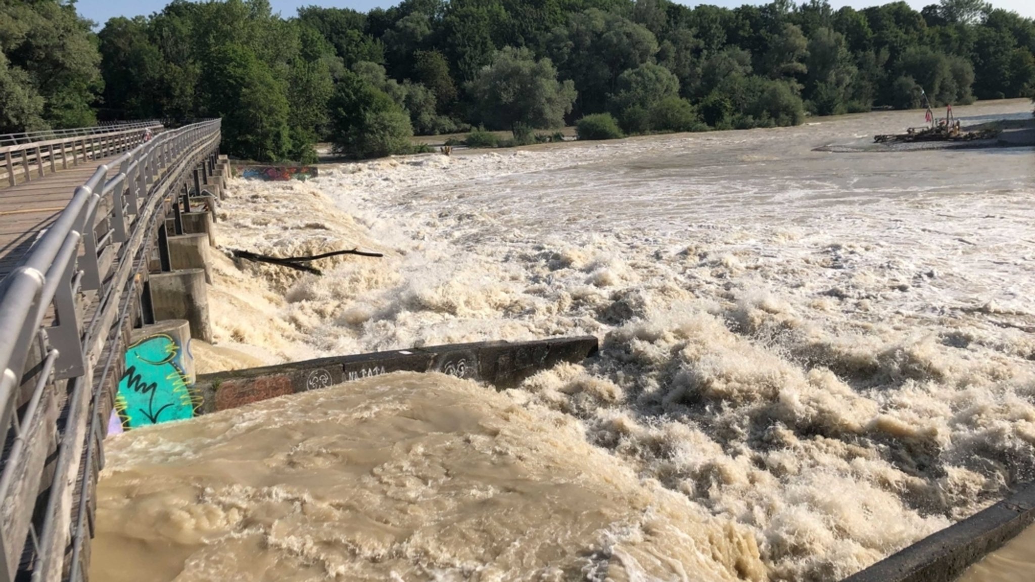 Die reißende Isar in München 