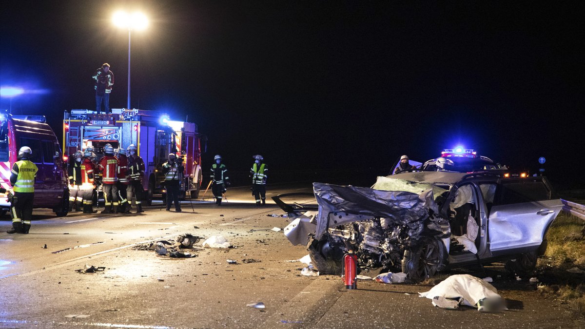 Nach einem Unfall auf der A99 bei Hohenbrunn ist ein Fahrzeug auf der Straße völlig zerstört (17.11.2020).