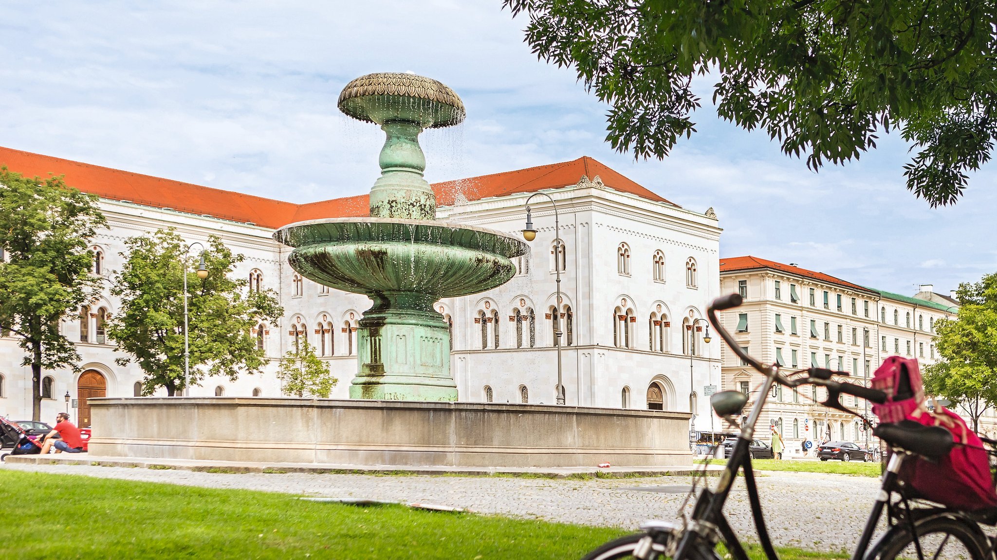 Brunnen vor der Ludwig-Maximilians-Universität in München. | Bild: pa/DUMONT Bildarchiv | Thomas Linkel Brunnen vor der Ludwig-Maximilians-Universität in München.