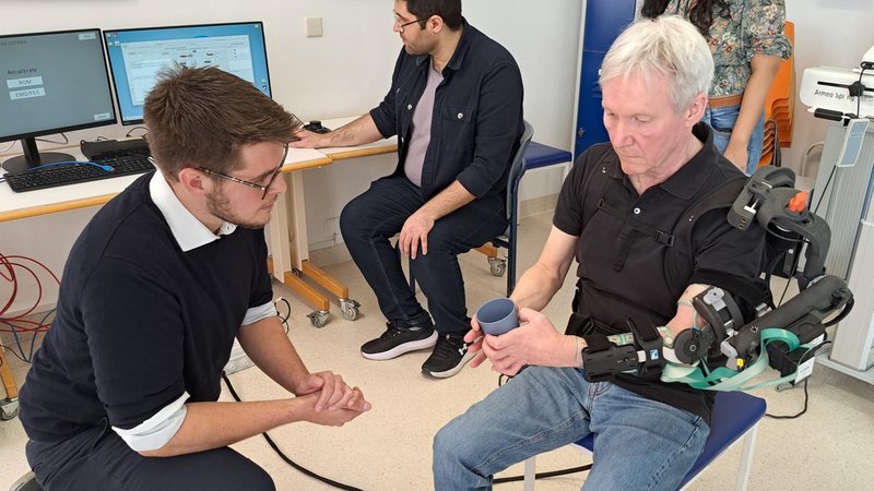 Wolfgang Korisanski testet die hybride Neuroprothese. Das intelligente System trainiert mithilfe eines Exoskeletts und KI seinen gelähmten Arm. | Bild: Jan Kerckhoff/BR Wolfgang Korisanski testet die hybride Neuroprothese. Das intelligente System trainiert mithilfe eines Exoskeletts und KI seinen gelähmten Arm.