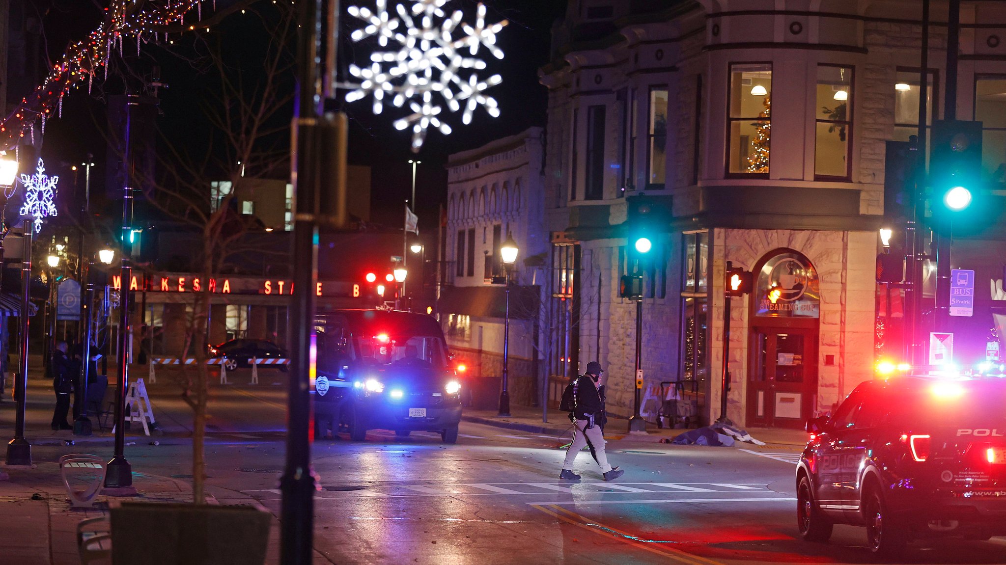 Bei einer vorweihnachtlichen Straßenparade im US-Bundesstaat Wisconsin ist ein Auto in eine Menschenmenge gefahren.