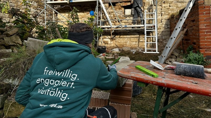 Archivbild: Im Landkreis Schweinfurt hat im vergangenen Jahr eine Gruppe im Rahmen des FSJ ein Haus aus dem 17. Jahrhundert restauriert. | Bild: BR/Albrecht Rauh Archivbild: Im Landkreis Schweinfurt hat im vergangenen Jahr eine Gruppe im Rahmen des FSJ ein Haus aus dem 17. Jahrhundert restauriert.