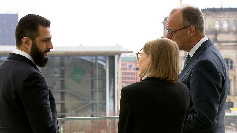 Von den einen wird sein Besuch in Berlin bejubelt, andere bezweifeln, dass Syrien mit Ihm wirklich eine friedlichere Zukunft hat. | Bild: BR Von den einen wird sein Besuch in Berlin bejubelt, andere bezweifeln, dass Syrien mit Ihm wirklich eine friedlichere Zukunft hat.