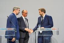 ARCHIV - 09.04.2025, Berlin: Friedrich Merz (M), Unions-Kanzlerkandidat und CDU-Bundesvorsitzender, und Lars Klingbeil (r), SPD-Fraktions- und Bundesvorsitzender, geben sich nach einer Pressekonferenz der Parteivorsitzenden von Union und SPD zur Vorstellung des Koalitionsvertrages im Paul-Löbe-Haus die Hand. Links steht Markus Söder, Ministerpräsident von Bayern und CSU-Vorsitzender. (zu dpa: «Umfrage: Wenig Optimismus für erfolgreicheres Agieren neuer Koalition») Foto: Michael Kappeler/dpa +++ dpa-Bildfunk +++ | Bild:dpa-Bildfunk/Michael Kappeler