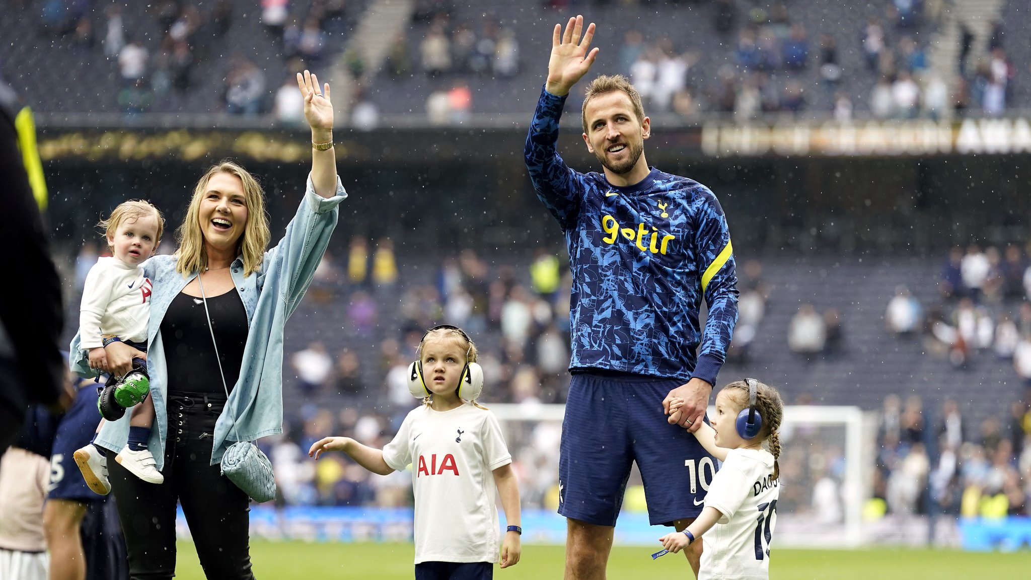 Harry Kane mit seiner Ehefrau Katie Goodland und den Kindern Louis, Ivy und Vivienne Jane