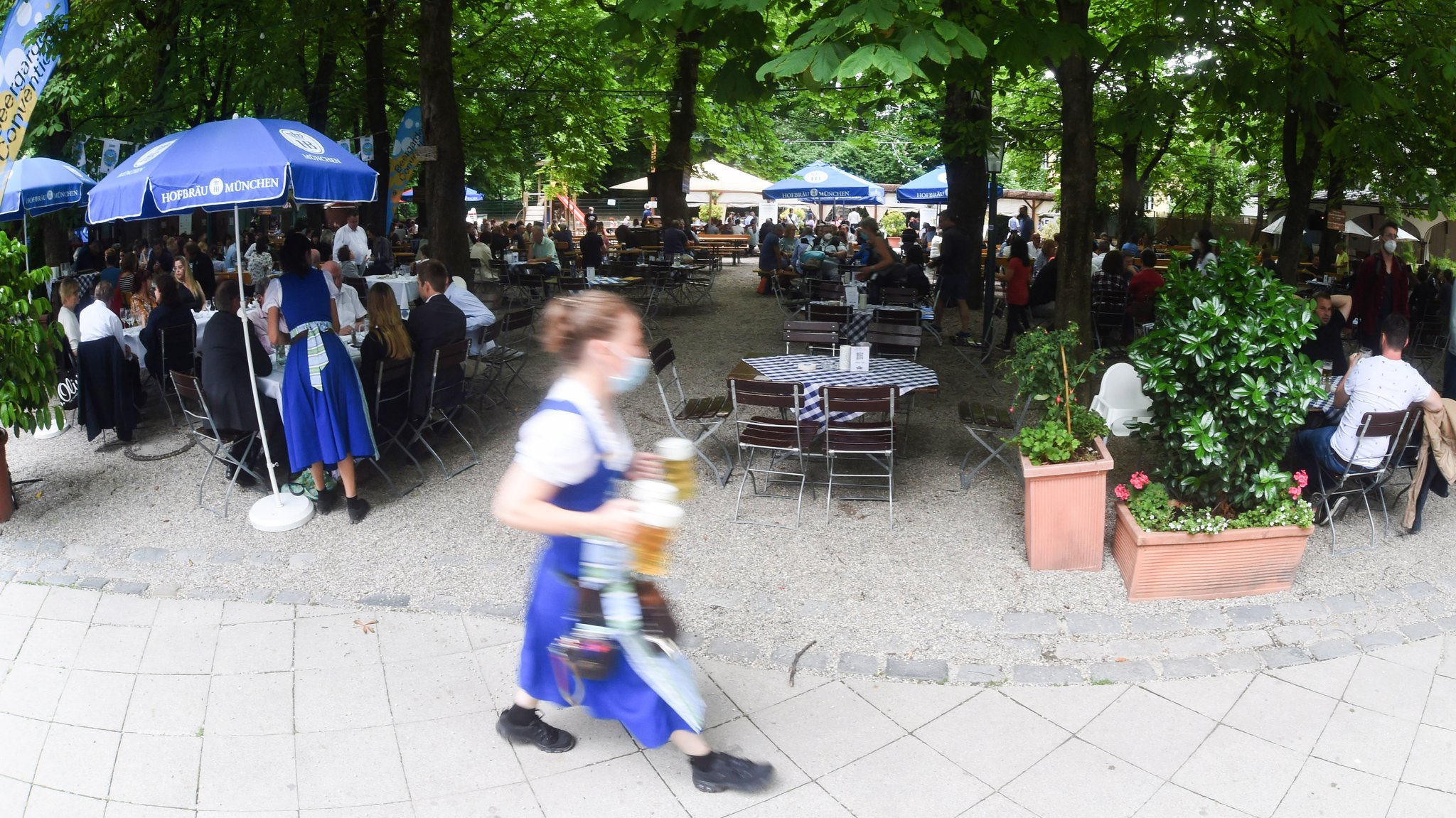 Bedienung im Biergarten