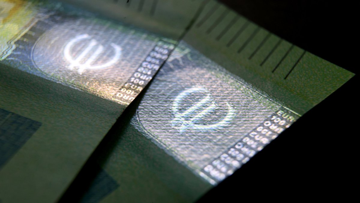 Euro-Banknoten liegen auf einem Tisch