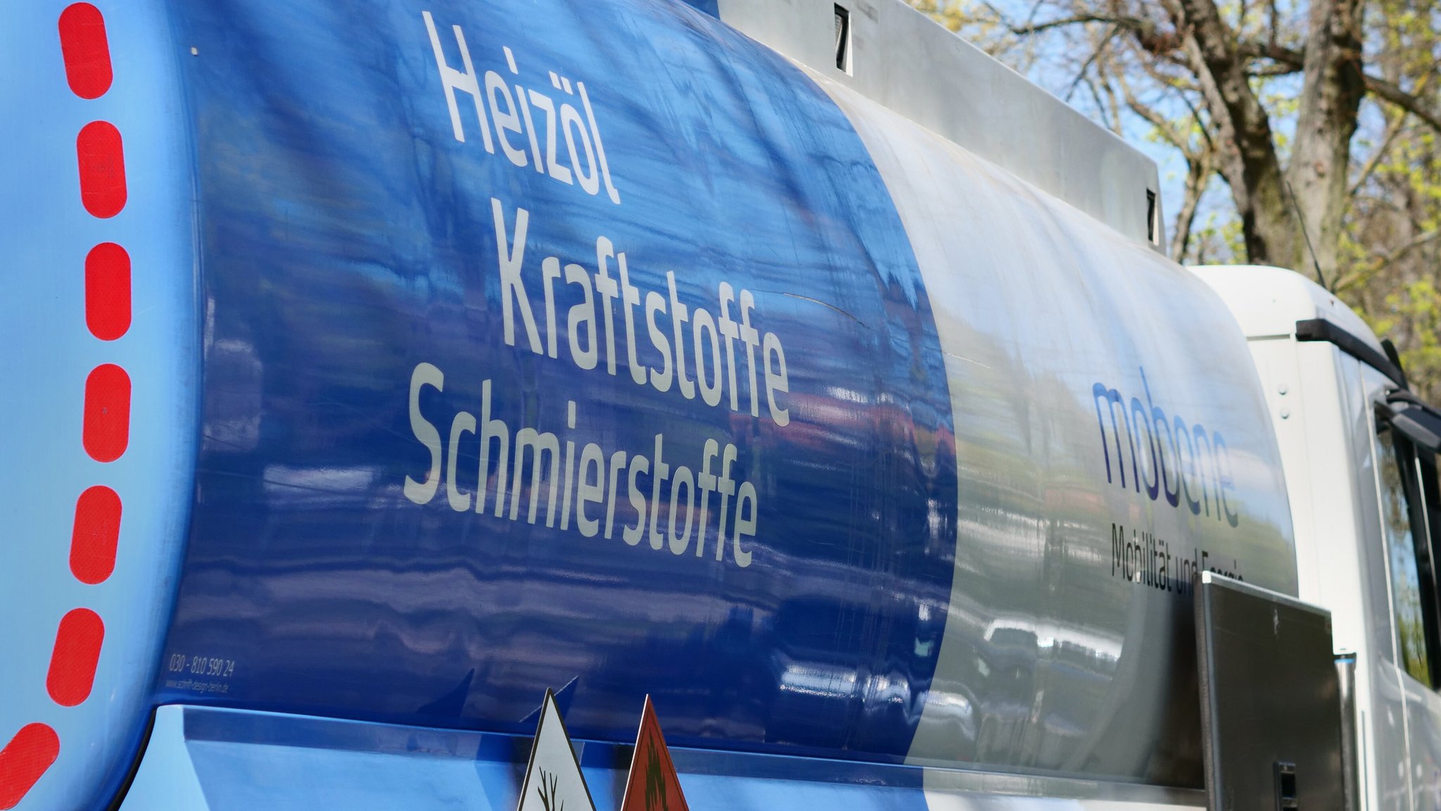 In einer Straße steht ein Tanklastwagen, der Heizöl anliefert.