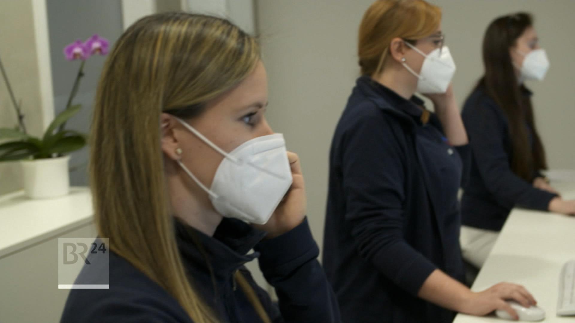 Mitarbeiterinnen einer Praxis beim Arbeiten