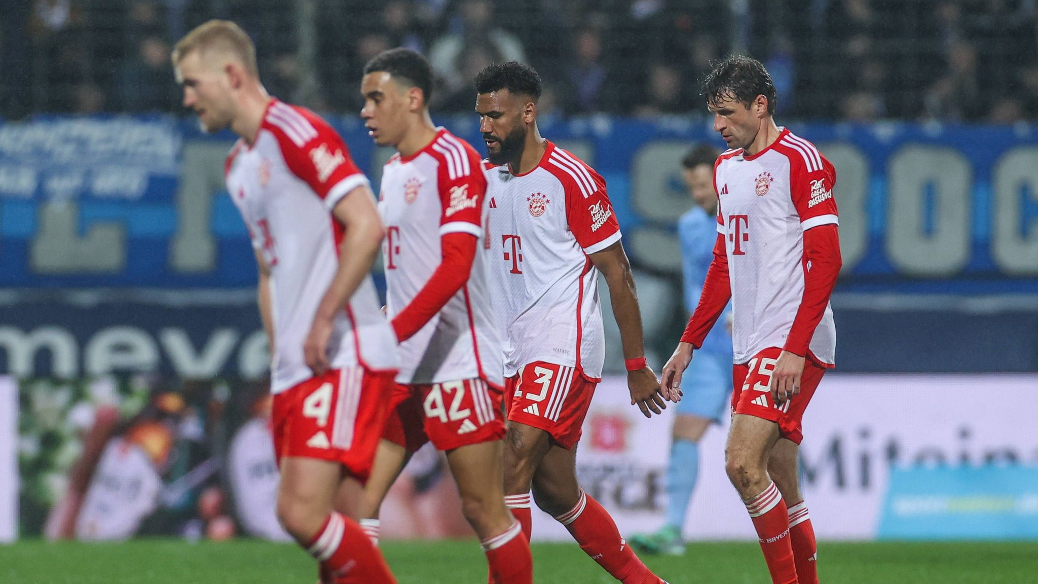 Mit hängenden Köpfen verlassen die Bayern das Feld