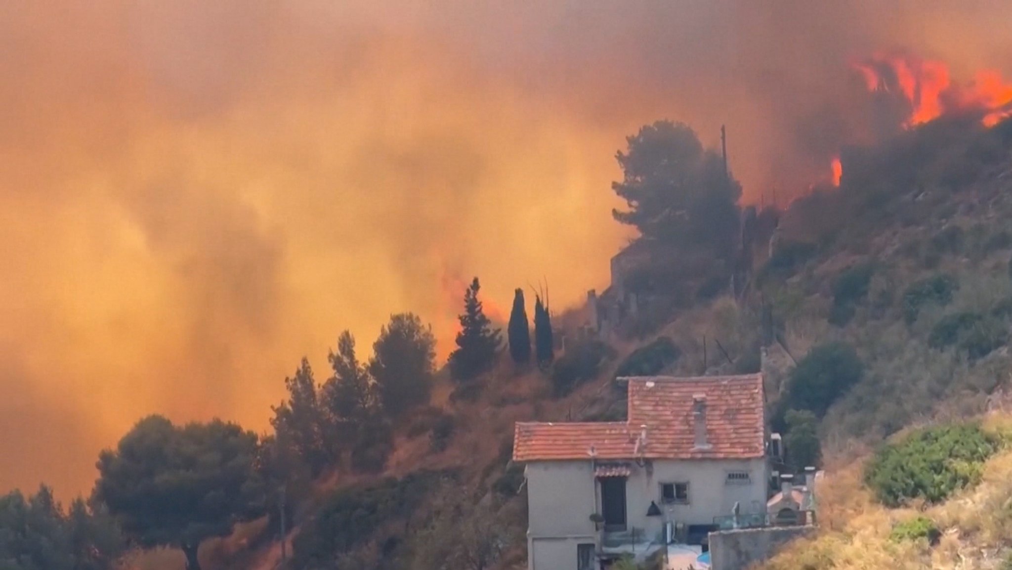 Ein Waldbrand nahe Marseille brachte den Flugverkehr zeitweise zum Erliegen.