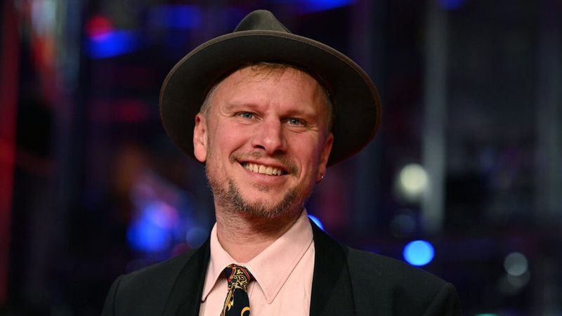 ARCHIV - 15.02.2024, Berlin: Schauspieler Robert Stadlober geht am Eröffnungsabend der Berlinale über den Roten Teppich. Er trägt Hemd, Sakko und Krawatte, außerdem einen Hut. | Bild: dpa-Bildfunk/Jens Kalaene ARCHIV - 15.02.2024, Berlin: Schauspieler Robert Stadlober geht am Eröffnungsabend der Berlinale über den Roten Teppich. Er trägt Hemd, Sakko und Krawatte, außerdem einen Hut.