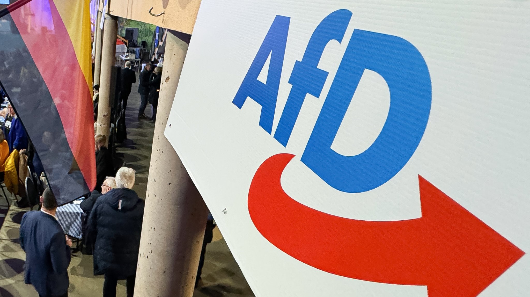 Deutschlandfahne und AfD-Fahne in Greding.