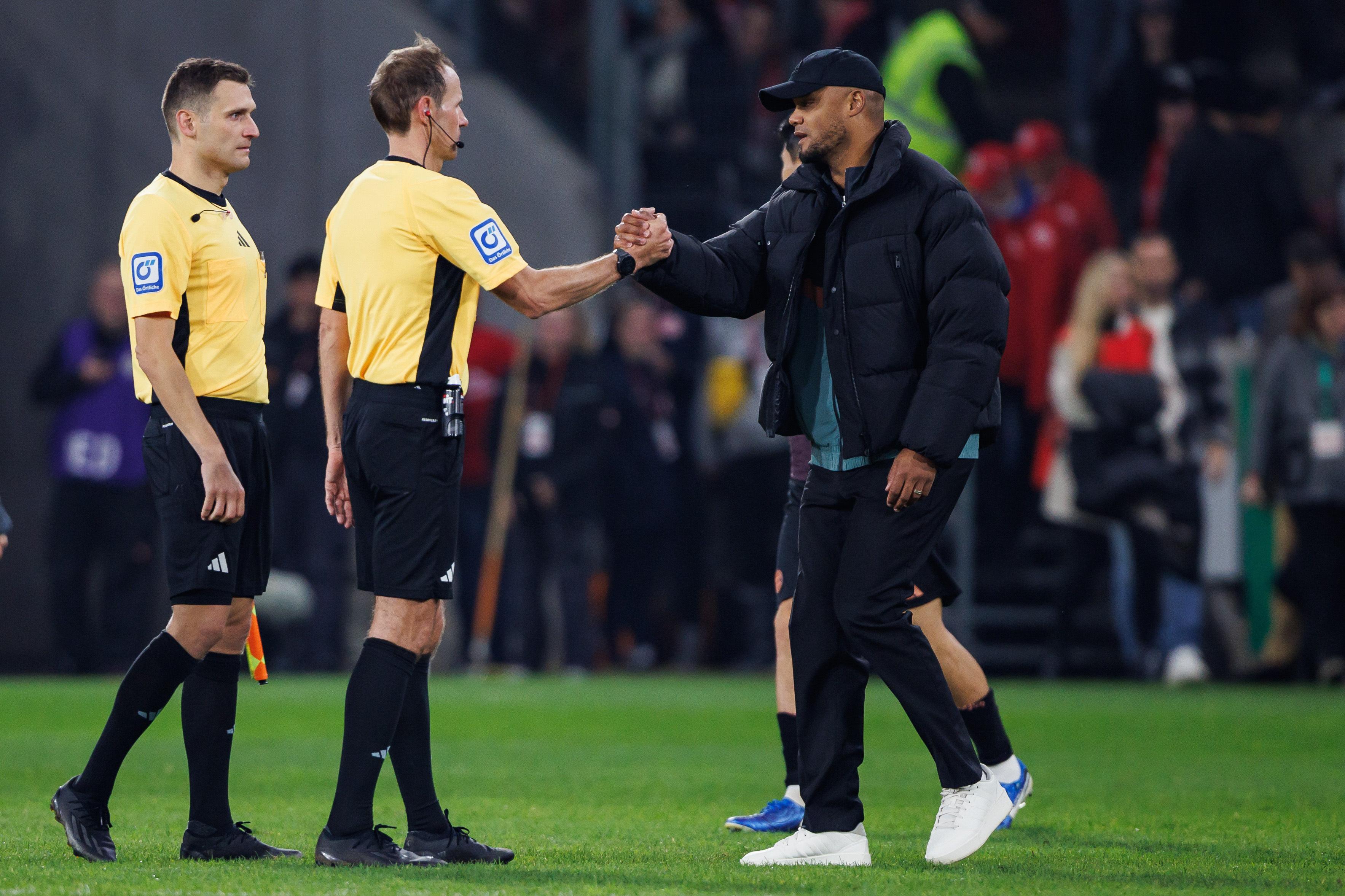 Schiedsrichter Sascha Stegemann und FC-Bayern-Trainer Vincent Kompany