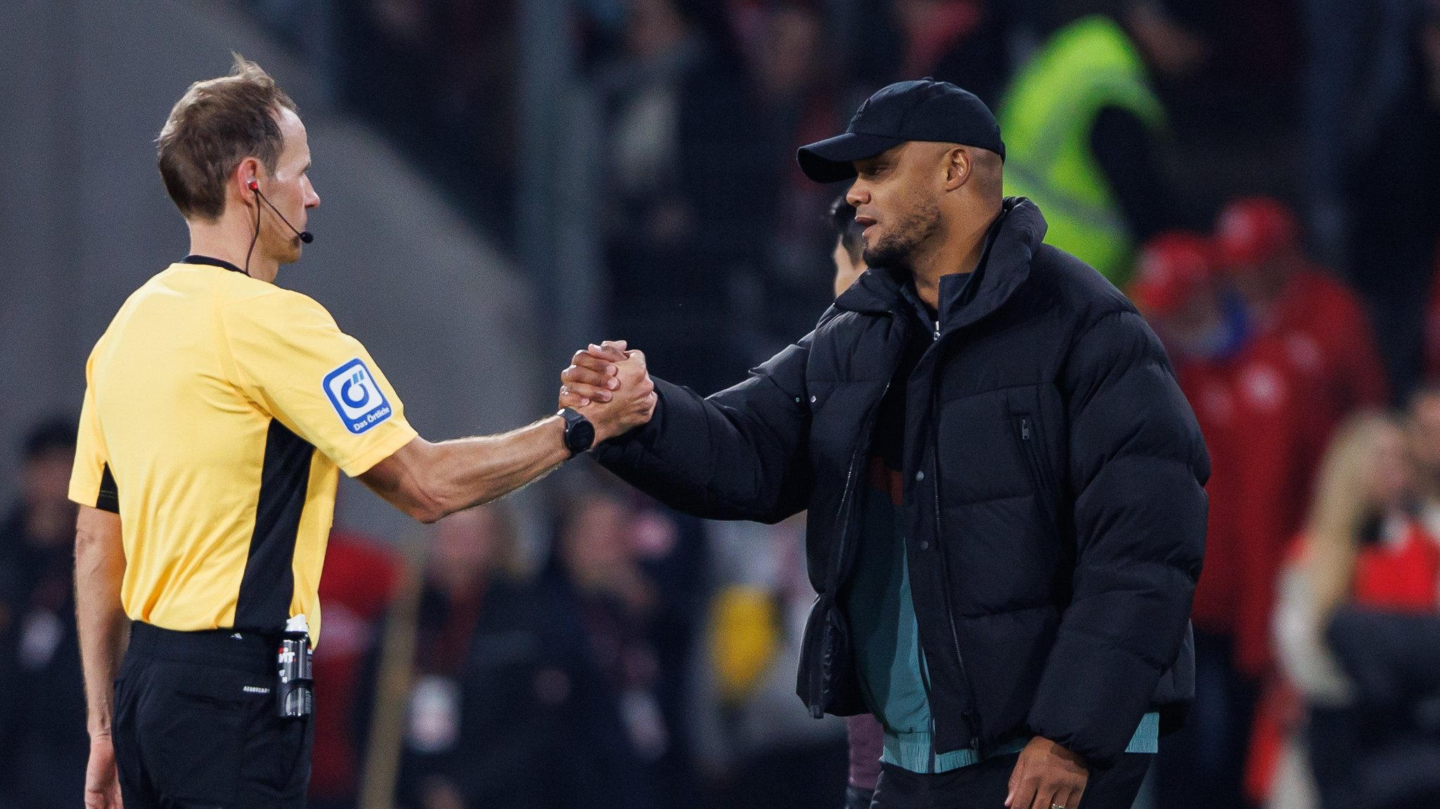 Schiedsrichter Sascha Stegemann und FC-Bayern-Trainer Vincent Kompany