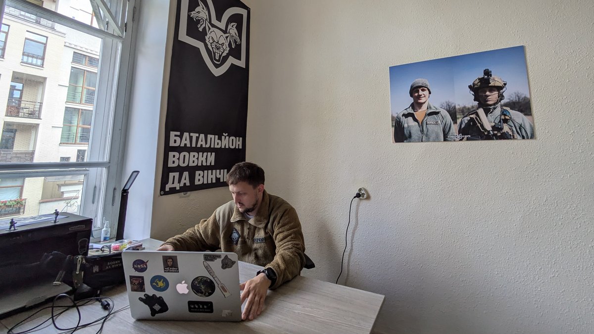 Ein Mitarbeiter des Rekrutierungsbüros des ukrainischen Freiwilligenbataillions "Wölfe Da Vincis" sitzt an einem Laptop.