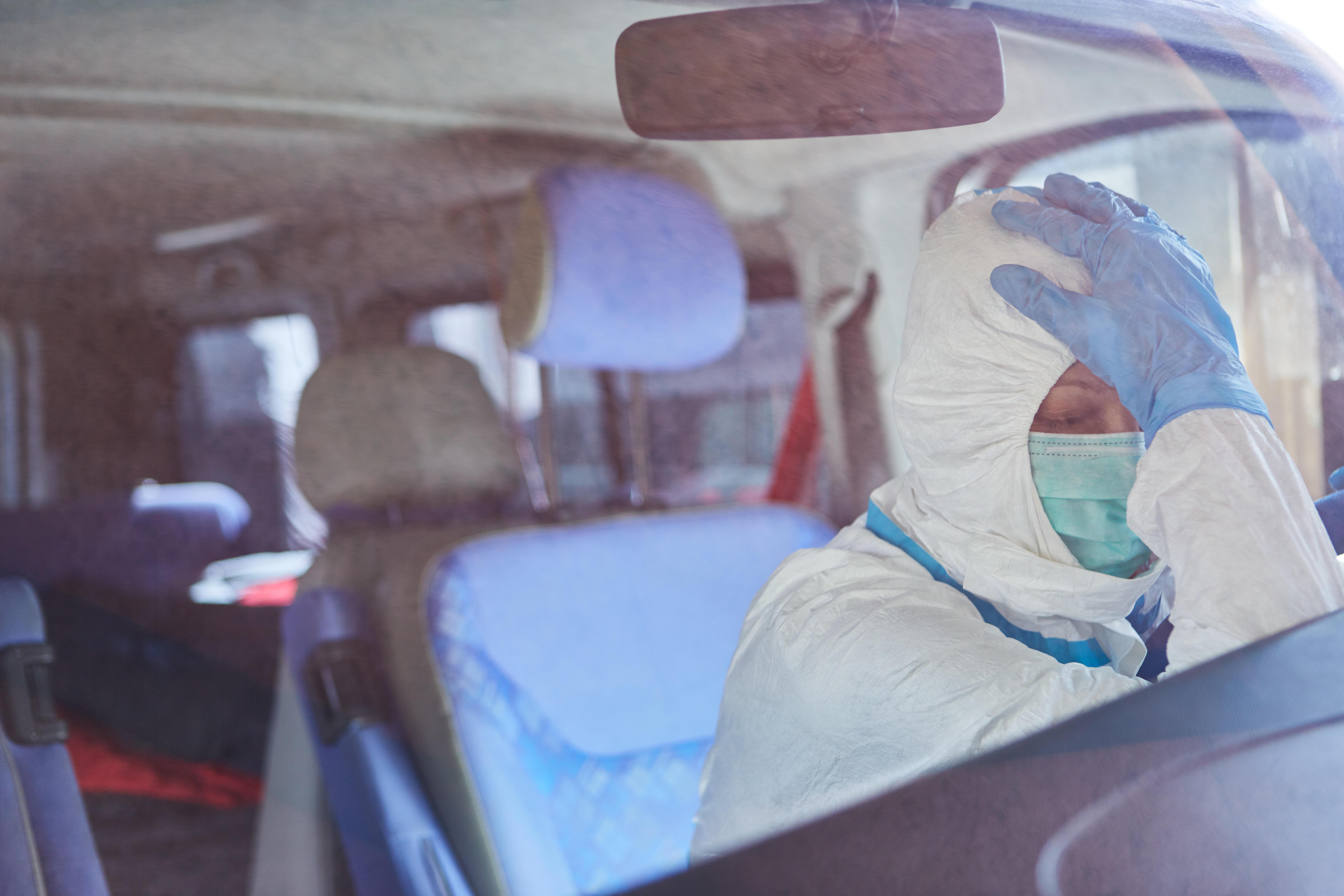 Müde Sanitäterin in ihrem Rettungswagen.  | Bild:picture alliance / Zoonar | Robert Kneschke