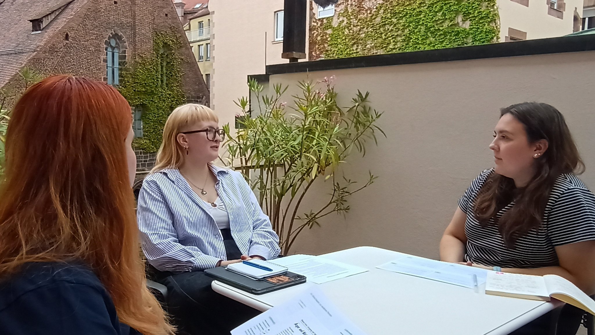 Drei junge Frauen bei der Ausbildung "Helfen in seelischer Not".