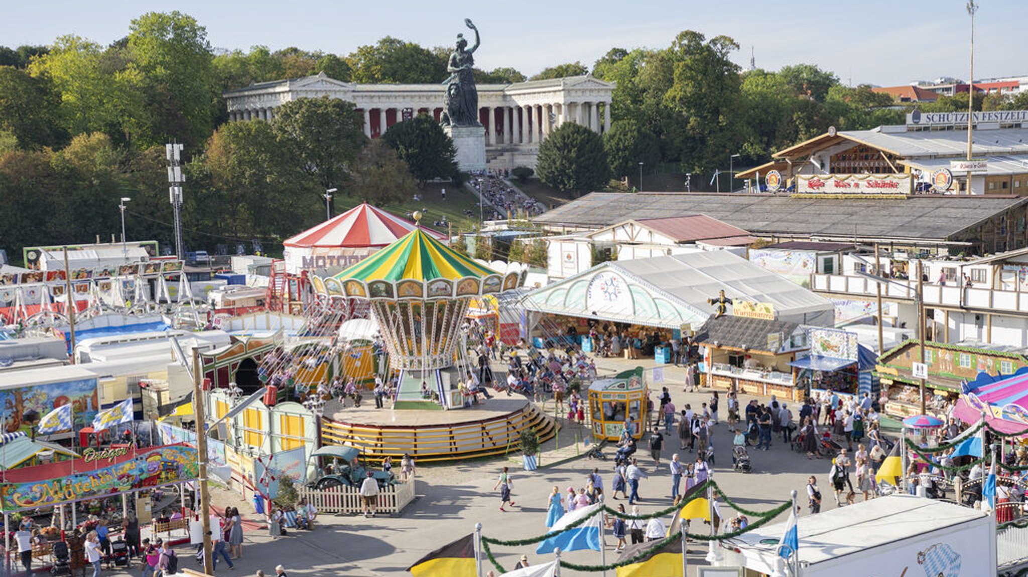 Blick auf die Bavaria und die "Oide Wiesn" während dem Münchner Oktoberfest auf der Theresienwiese.