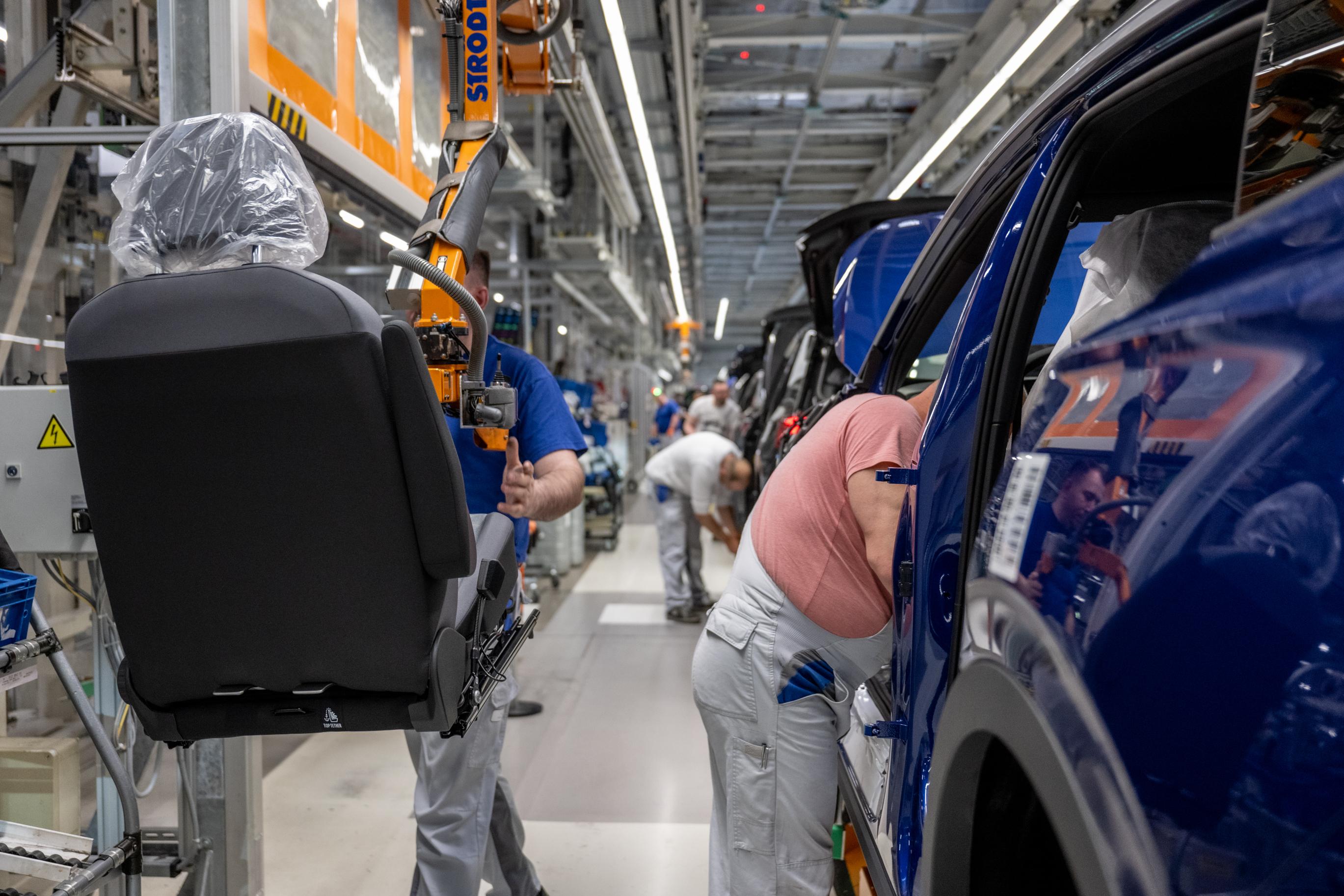 Arbeiter in einem VW-Werk