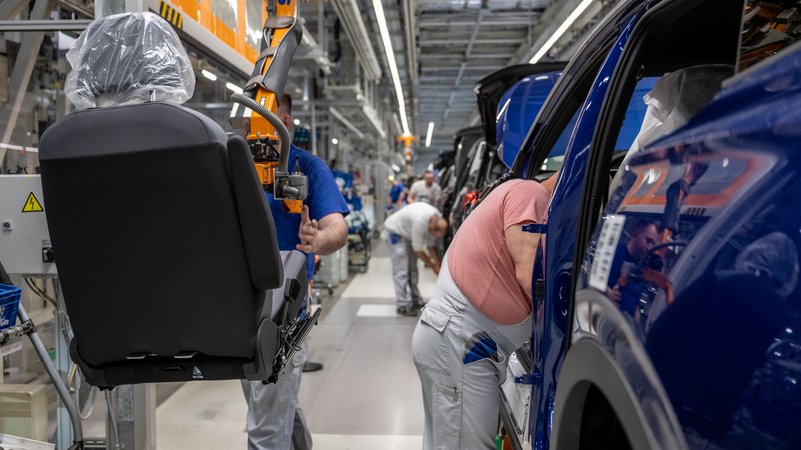 Arbeiter in einem VW-Werk | Bild: picture alliance / Kirchner-Media | Teresa Kröger Arbeiter in einem VW-Werk