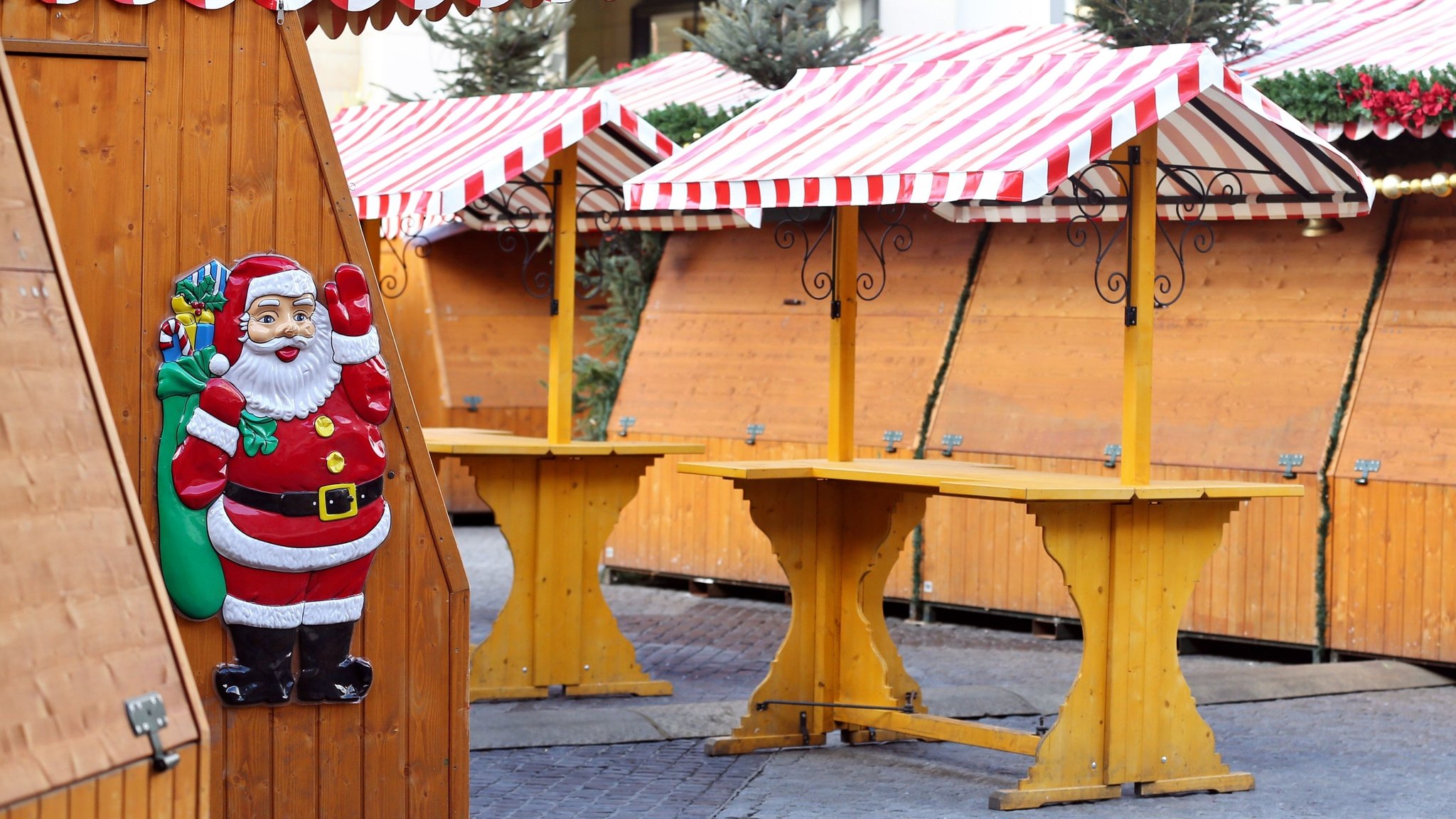 Geschlossene Buden auf einem Weihnachtsmarkt (Symbolbild).