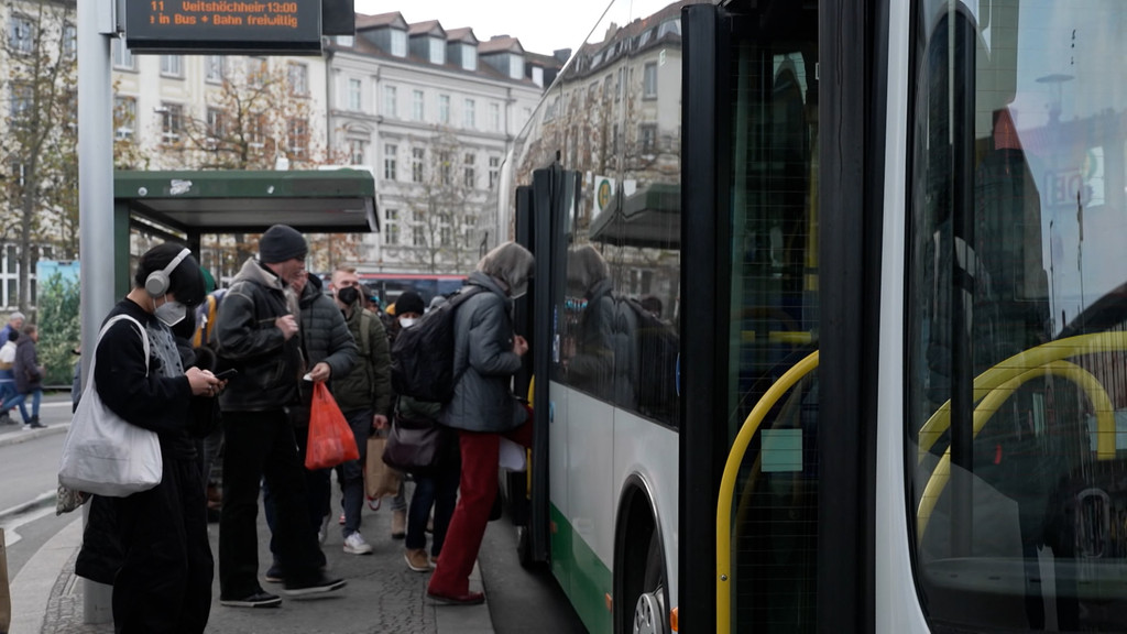 Weil die Infektionslage seit Langem stabil ist, muss im öffentlichen Nahverkehr in Bayern ab heute keine Maske mehr getragen werden. | Bild: BR Weil die Infektionslage seit Langem stabil ist, muss im öffentlichen Nahverkehr in Bayern ab heute keine Maske mehr getragen werden.