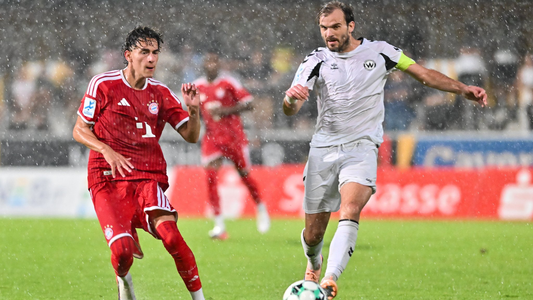 Felix Bachschmid (rechts, Burghausen) im Zweikampf mit Adam El-Chaar (links, Bayern II) | Bild: picture alliance / BEAUTIFUL SPORTS | Adrian Goldberg Felix Bachschmid (rechts, Burghausen) im Zweikampf mit Adam El-Chaar (links, Bayern II)