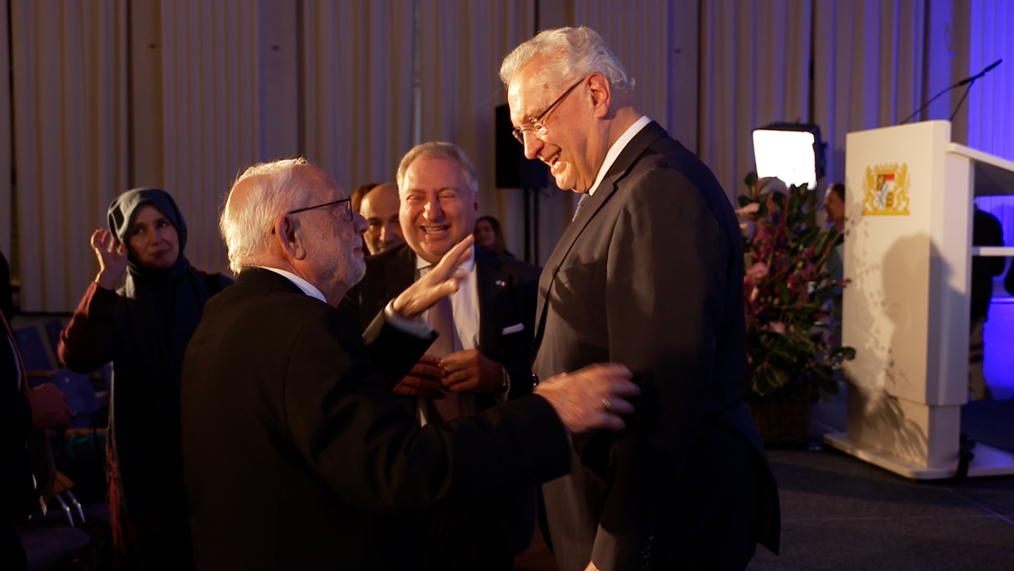 Der ehemalige sizilianische Gastarbeiter Antonino Tortorici im Gespräch mit Integrationsminister Joachim Herrmann. | Bild: BR Der ehemalige sizilianische Gastarbeiter Antonino Tortorici im Gespräch mit Integrationsminister Joachim Herrmann.