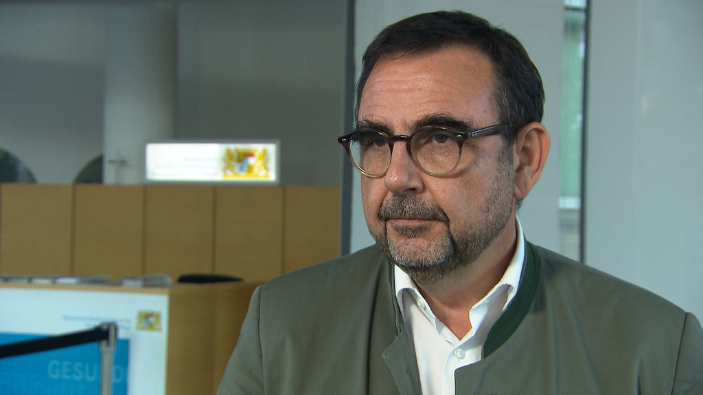Eigentlich müsse der Bund das Pflegestudium attraktiver gestalten, so Bayerns Gesundheitsminister Holetschek. | Bild: BR Eigentlich müsse der Bund das Pflegestudium attraktiver gestalten, so Bayerns Gesundheitsminister Holetschek.