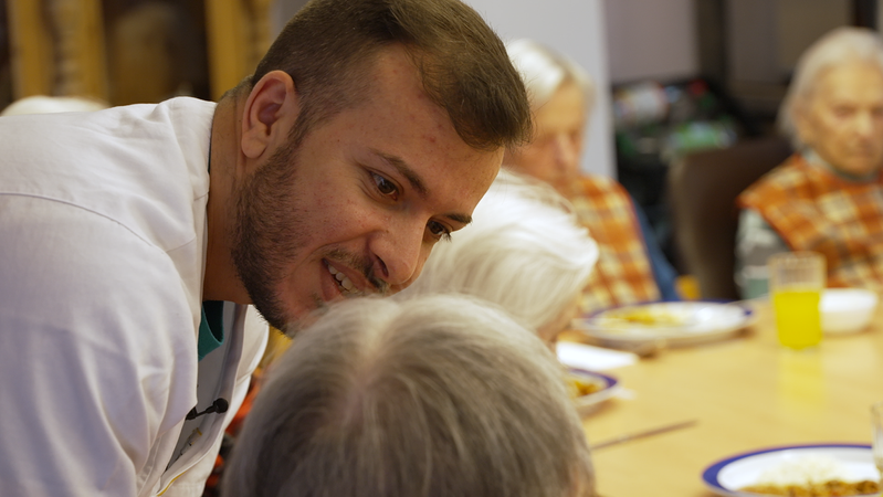 Youssef bei seiner Arbeit mit Senioren im Pflegeheim in Schwandorf. | Bild: BR Youssef bei seiner Arbeit mit Senioren im Pflegeheim in Schwandorf.