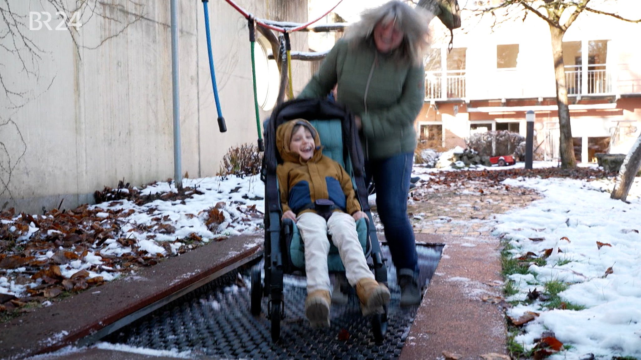 Das Trampolin gibt Rollstuhlfahrern das Gefühl, leicht wie eine Feder zu sein | Bild: BR Das Trampolin gibt Rollstuhlfahrern das Gefühl, leicht wie eine Feder zu sein
