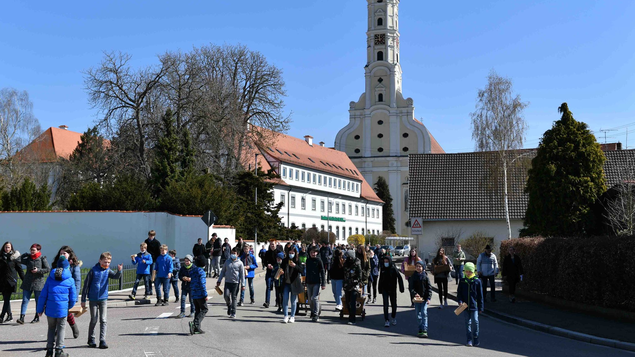 Kinder und Jugendliche bei der Rätsch-Aktion in Obermedlingen