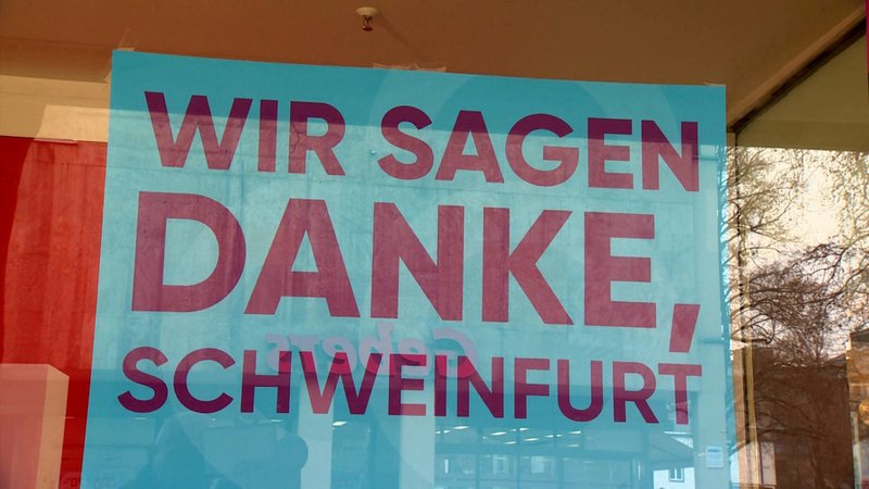 Ein Schild mit der Aufschrift "Wir sagen Danke, Schweinfurt" hängt im Schaufenster der Galeria-Kaufhof-Filiale in Schweinfurt.