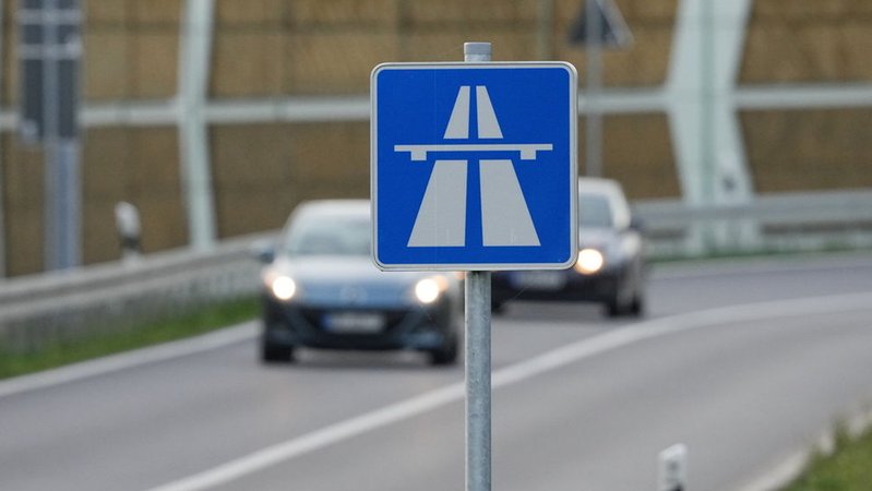 Symbolbild: Ein blau-weisses Schild weist auf den Beginn der Autobahn hin