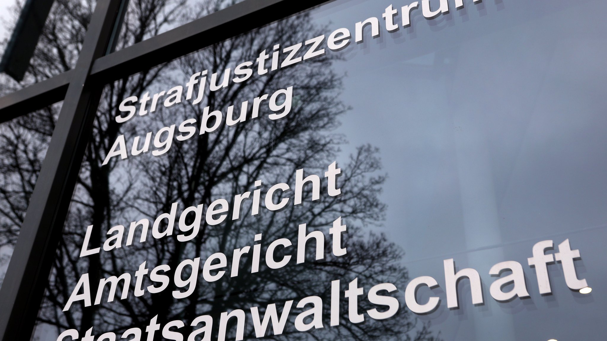 Das Strafjustizzentrum Augsburg von außen | Bild: dpa-Bildfunk/Karl-Josef Hildenbrand Das Strafjustizzentrum Augsburg von außen