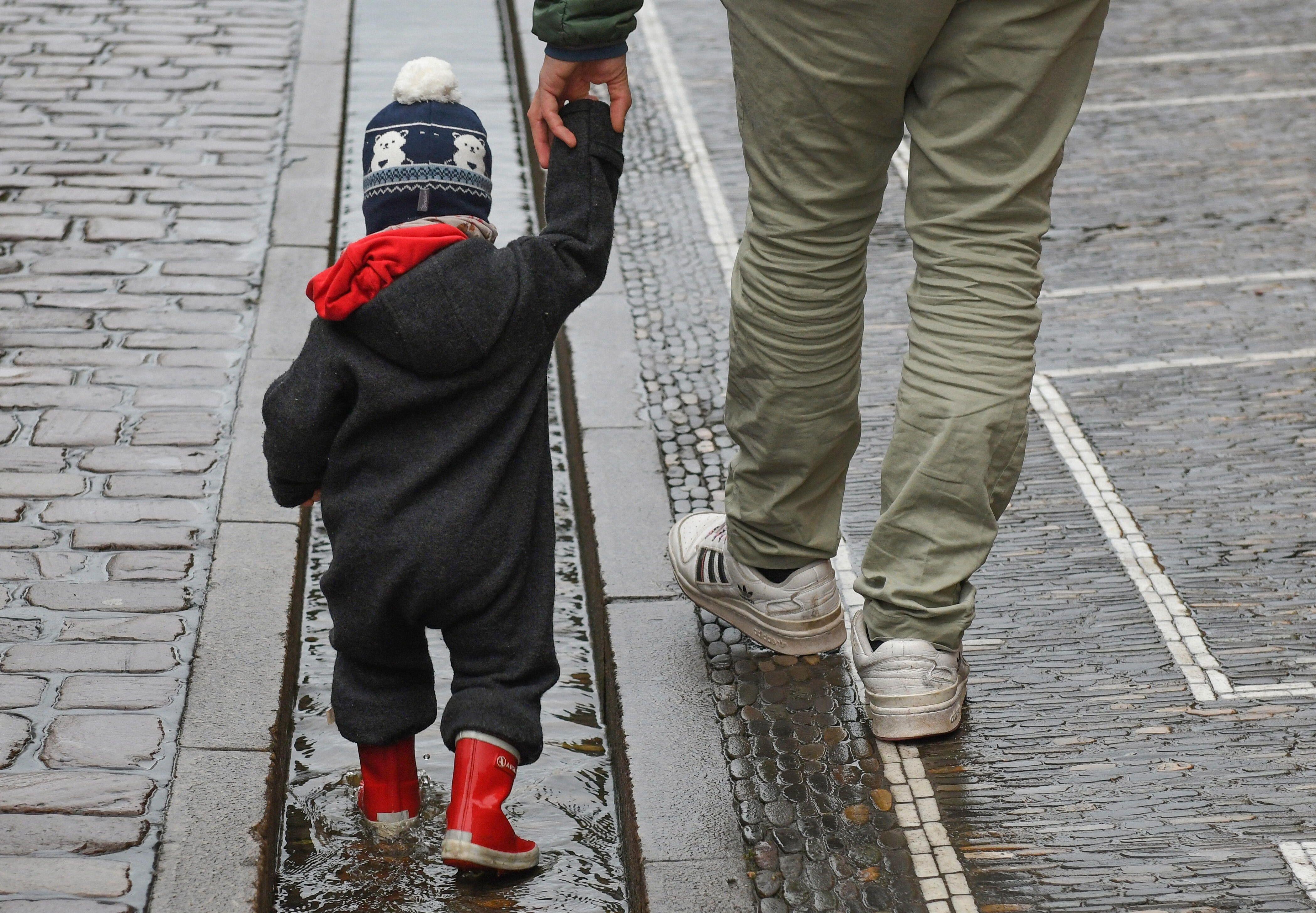 Vater und Kind Hand in Hand unterwegs