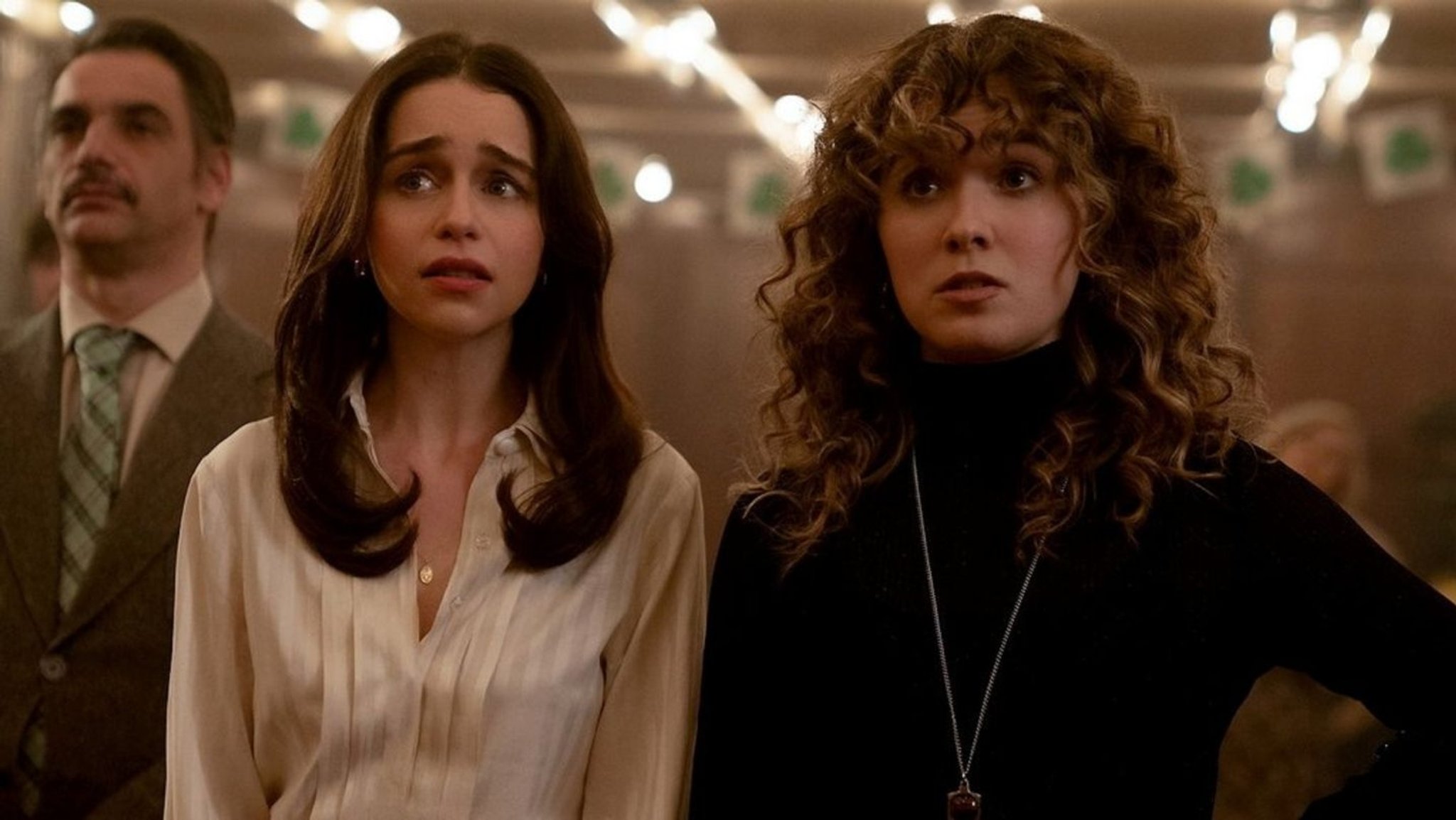 Die Schauspielerinnen Emilia Clarke und Hailey Lu Richardson mit zweifelnden Blicken