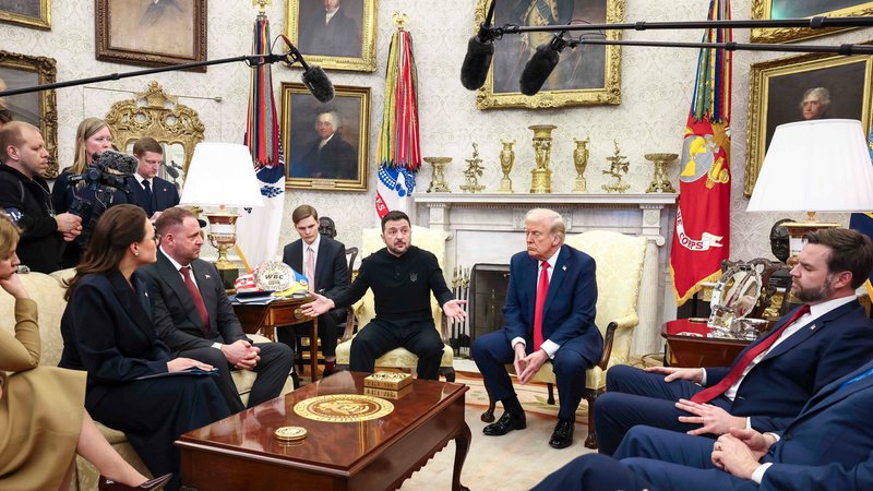 Schlagabtausch vor laufenden Kameras: US-Präsident Trump und der ukrainische Präsident Selenskyj gehen vorerst im Streit auseinander | Bild: picture alliance / abaca | Pool/ABACA Schlagabtausch vor laufenden Kameras: US-Präsident Trump und der ukrainische Präsident Selenskyj gehen vorerst im Streit auseinander
