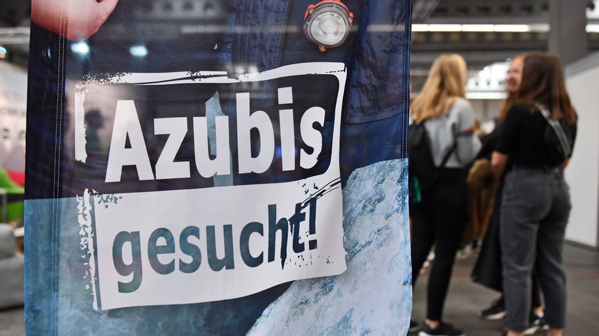 "Azubis gesucht" steht auf einem Banner bei der Berufsorientierungsmesse "Forum Berufsstart»"